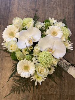 hartje witte en groene tinten met orchidee