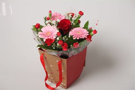 Valentine&#039;s box met bloemen
