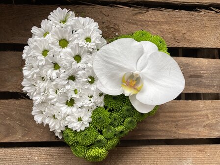 Bloemstuk Allerheiligen hartje orchidee 