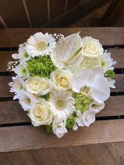 Bloemstuk Allerheiligen hartje witte en groene tinten