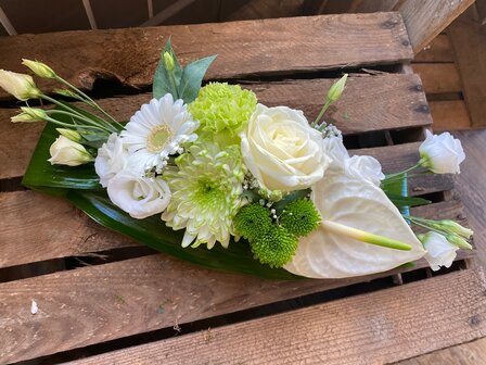 Bloemstuk Allerheiligen witte en groene tinten smal