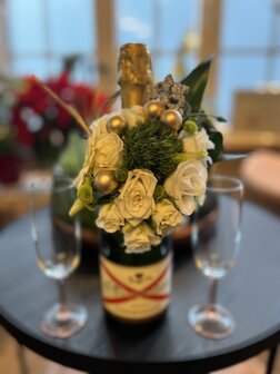 Champagnefles met bloemen 