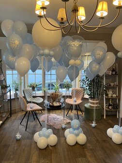 Complete ballondecoratie zaalversiering Baby Boy wit en pastel blauw