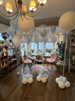 Complete ballondecoratie zaalversiering Baby Boy wit en pastel blauw