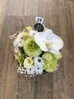 Bloemstukje rond witte en groene tinten