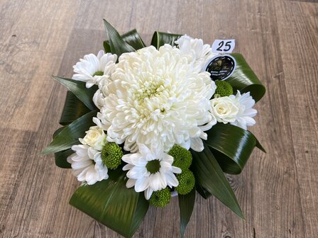 Bloemstukje rond witte en groene tinten