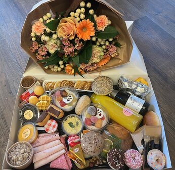 3.La Belle Fleur special Ontbijtbox Moederdag  2P met bloemen