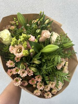 Luxe boeket witte en zalm tinten