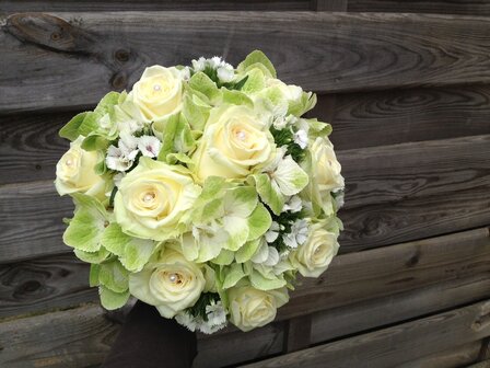 Bruidsboeket witte rozen en hortensia