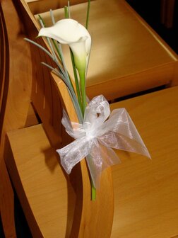 Stoeldecoratie 1 calla met beregras en strik