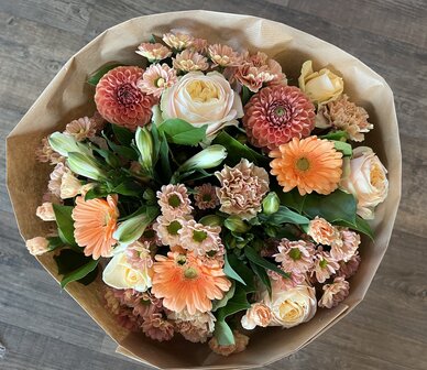 Luxe boeket zalm tinten