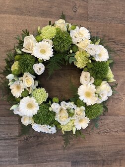 Bloemstuk rond witte en groene tinten