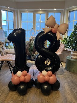 Cijferdecoratie op voet 86cm zwart en roze met strik