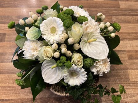 Bloemstuk Allerheiligen witte en groene tinten