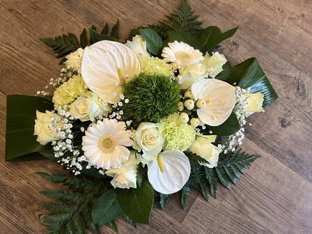 Bloemstuk Allerheiligen witte en groene tinten
