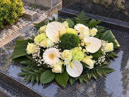Bloemstuk Allerheiligen witte en groene tinten