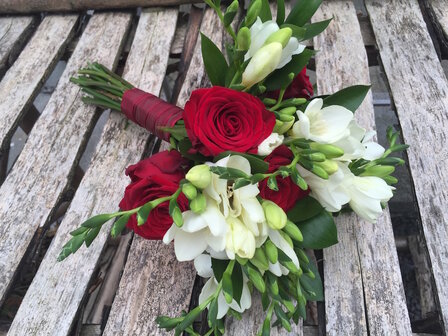Continu moeilijk tevreden te krijgen Ontwarren Bruidsboeket rode rozen en freesia - labellefleurgifts