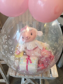 Ballon gestuft met baby-geschenkjes en pampers