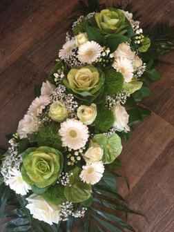 bloemstuk witte en groene tinten 80cm
