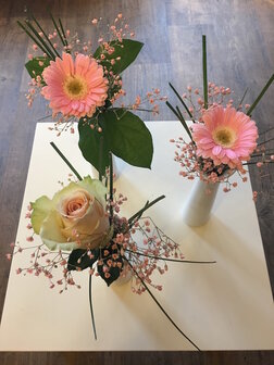 Wit vaasje met bloemen en stijl naar keuze(in huur)