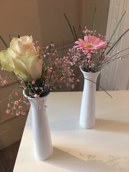 Wit vaasje met bloemen en stijl naar keuze(in huur)