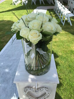 grote vaas met boeket witte rozen