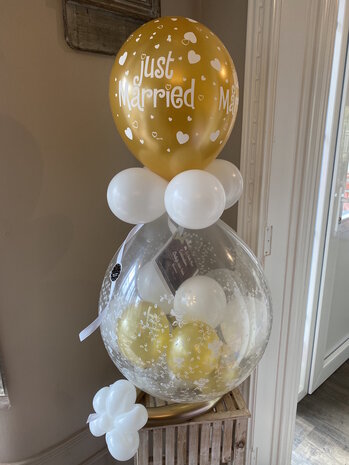 Opgevulde ballon huwelijk met cadeaubon ontbijt aan huis