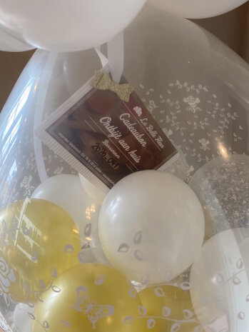 Opgevulde ballon huwelijk met cadeaubon ontbijt aan huis