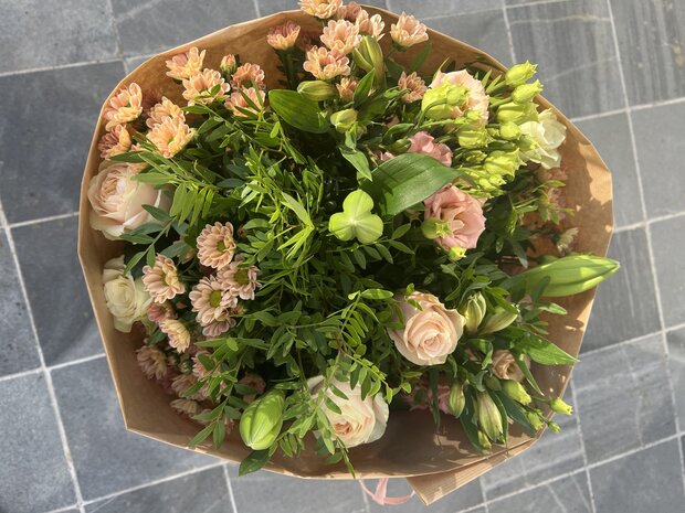 Luxe boeket witte en zalm tinten
