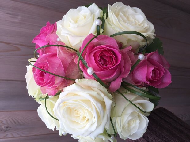 Bruidsboeket witte rozen met felroze accent