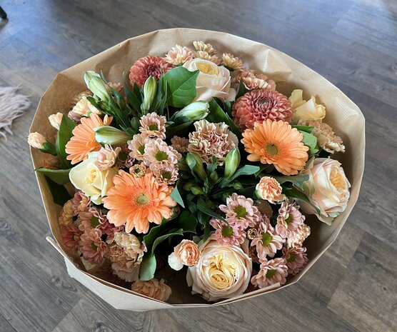 Luxe boeket zalm tinten