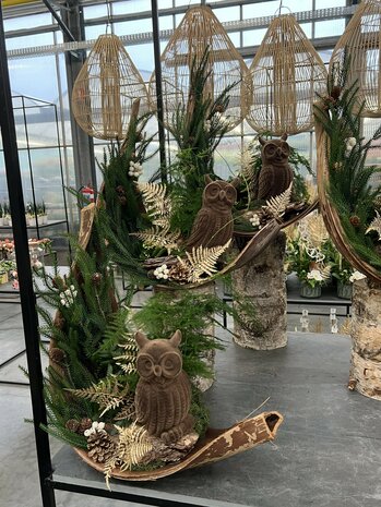 bloemstuk op palmblad uil goud en bruine tinten