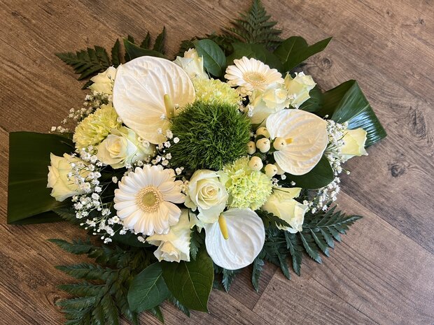 Bloemstuk Allerheiligen witte en groene tinten