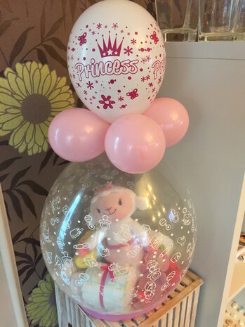 Ballon gestuft met baby-geschenkjes en pampers