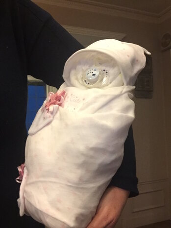 baby gemaakt met pampers in doek gewikkeld