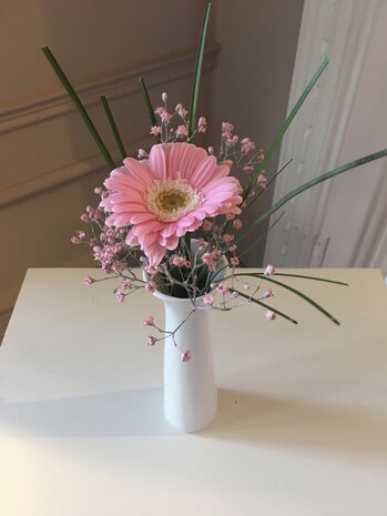 Wit vaasje met bloemen en stijl naar keuze(in huur)