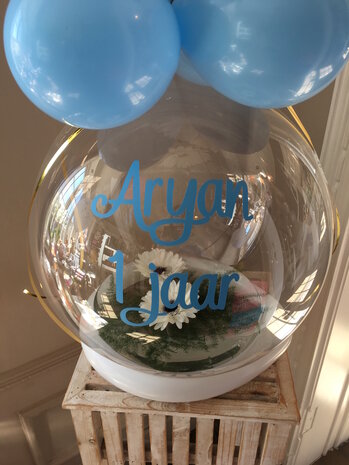 Aqua ballon verjaardag met bloemen, gepersonaliseerd