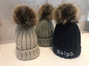 Muts met pompon + borduring