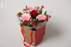 Valentine's box met bloemen