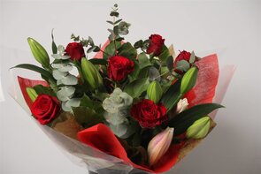 Boeket rozen en lelies