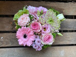 Bloemstuk Allerheiligen hartje roze tinten