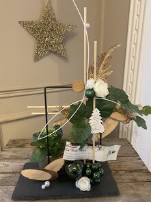 Bloemstukje op leisteen