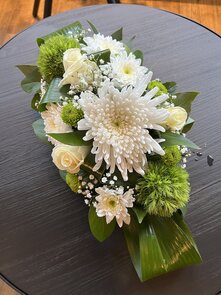 Bloemstukje Allerheiligen witte tinten smal