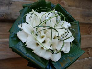 Bruidsboeket calls's afgewerkt met aspidistra