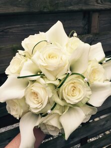 Bruidsboeket rozen en calla's