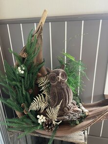 bloemstuk op palmblad uil goud en bruine tinten