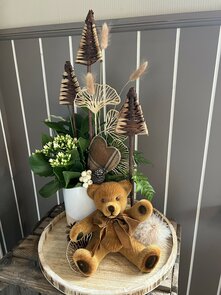 bloemstuk op plateau met beer gouden en bruine tinten