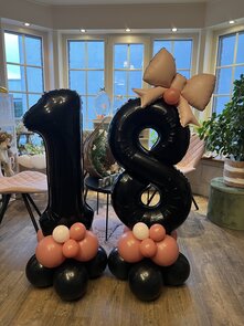 Cijferdecoratie op voet 86cm zwart en roze met strik