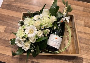 Bloemstuk met fles champagne 