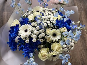 2. La Belle Fleur Boeket  speciaal blauwe en witte tinten 